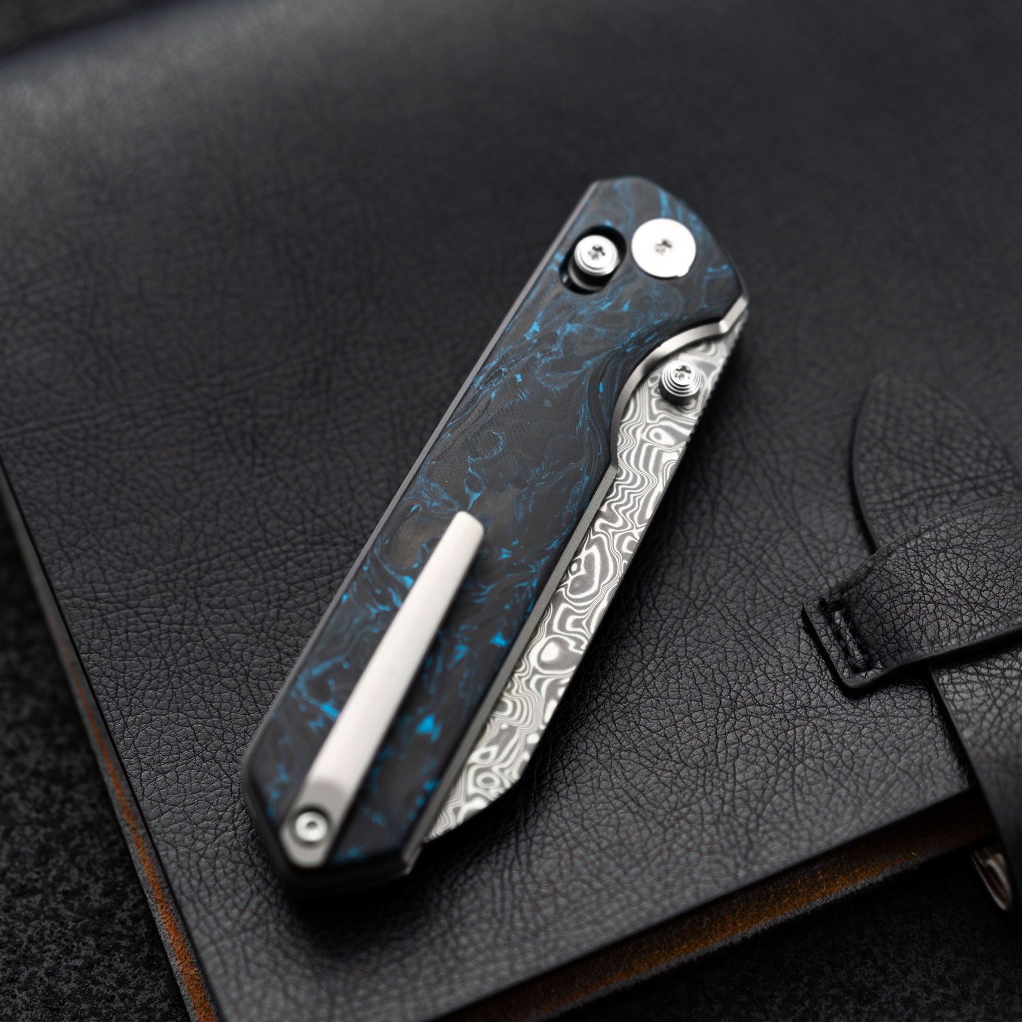 Imperial Penguin M060(3.35''+Damascus+Carbon fibre)-Axis lock-thumb stud