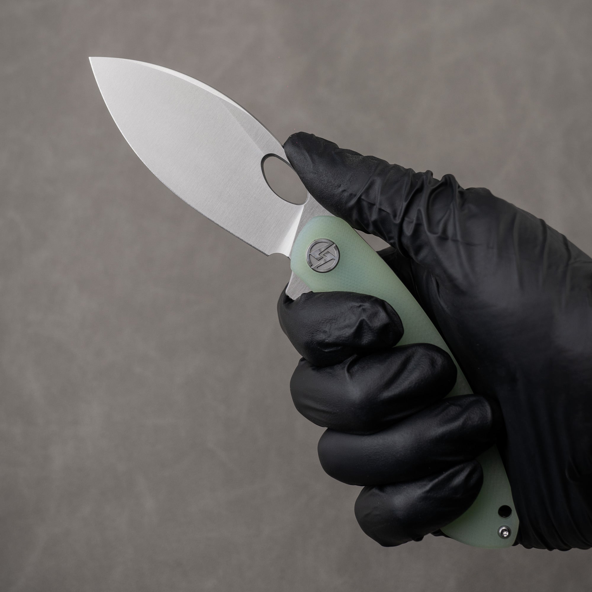 Open knife in hand – Nature Green with satin blade