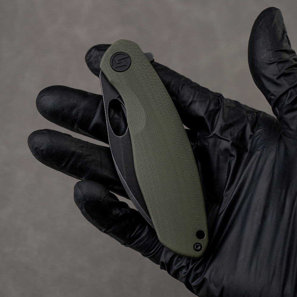 Closed black-bladed G064 – Army Green handle