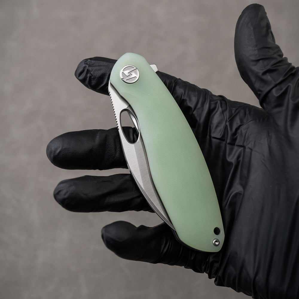 Closed knife in hand – satin blade, green handle