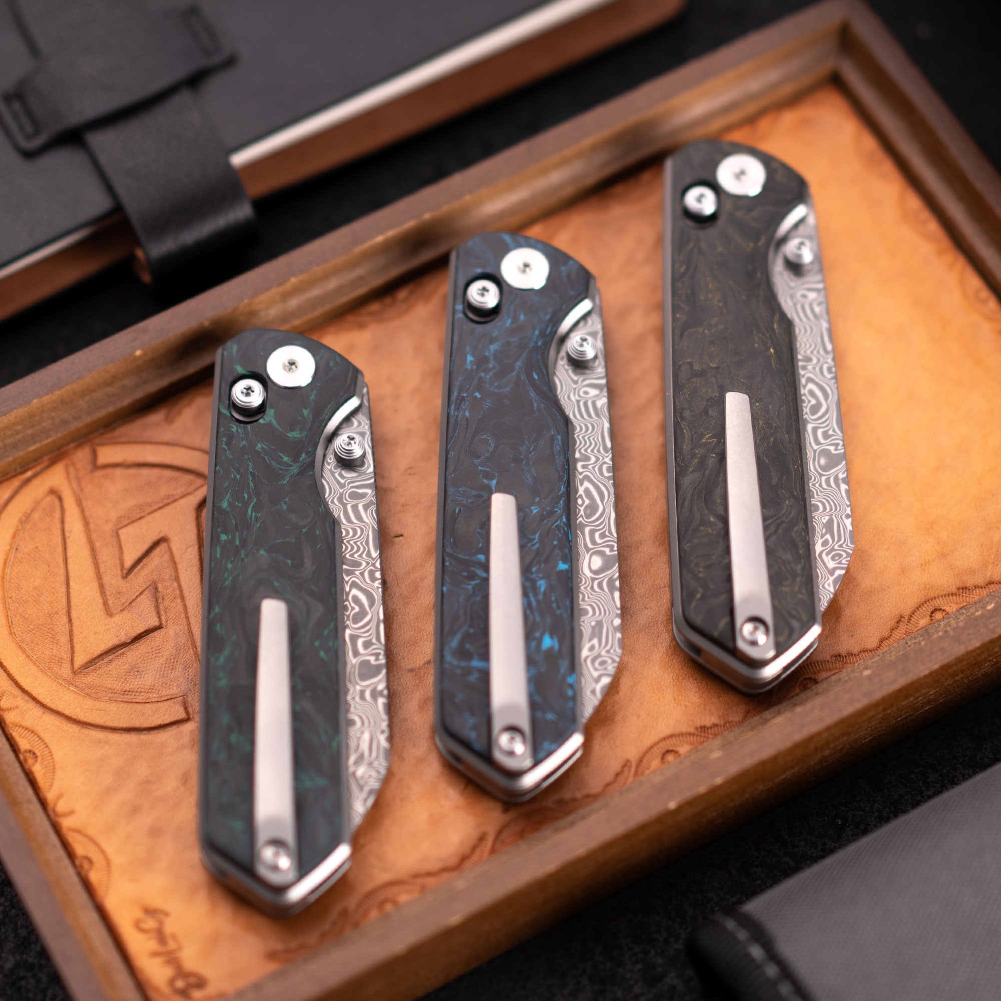 Imperial Penguin M060(3.35''+Damascus+Carbon fibre)-Axis lock-thumb stud