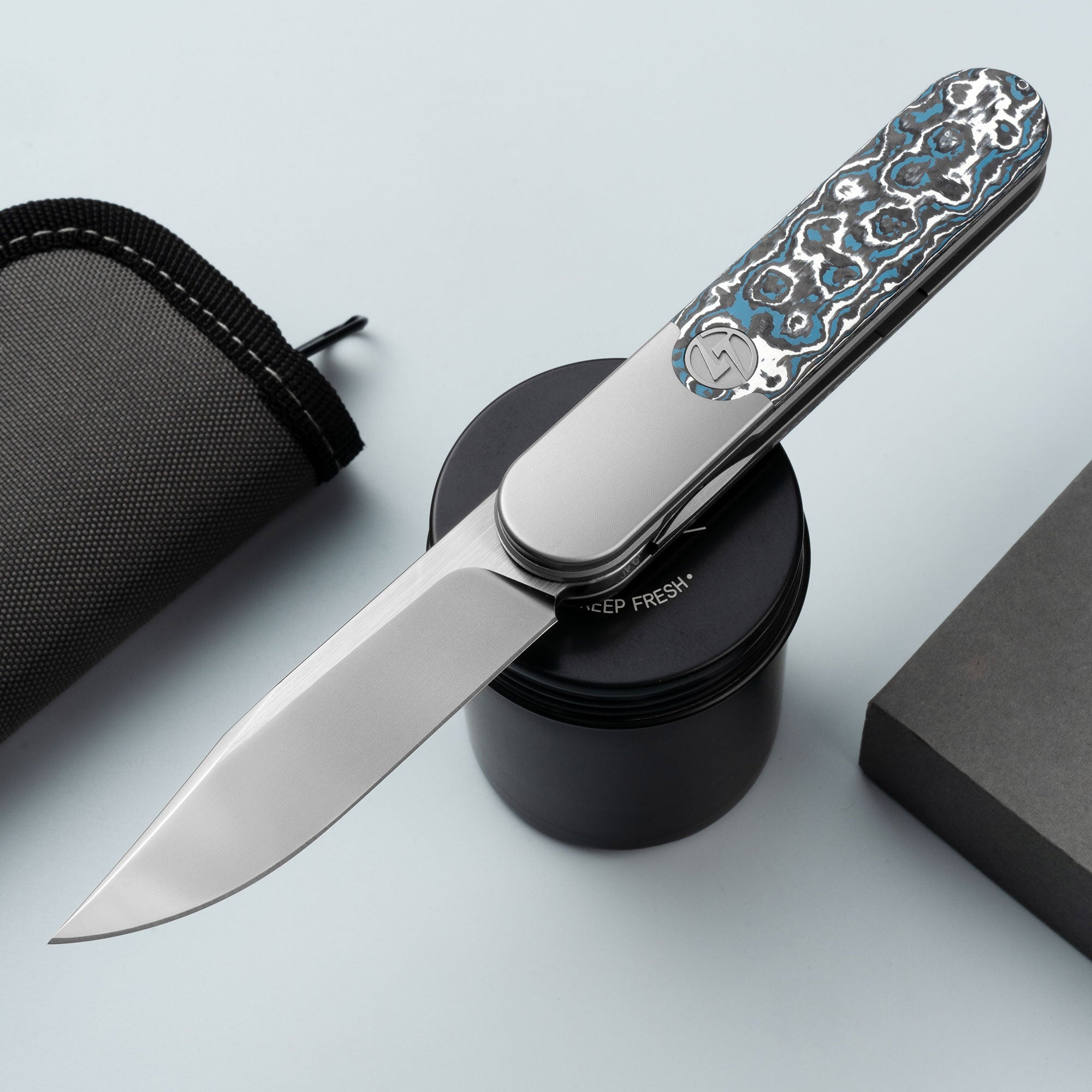 Rocket XL T081 (3.07''+M390+Blue Carbon Fiber)-Liner Lock-Front Flipper