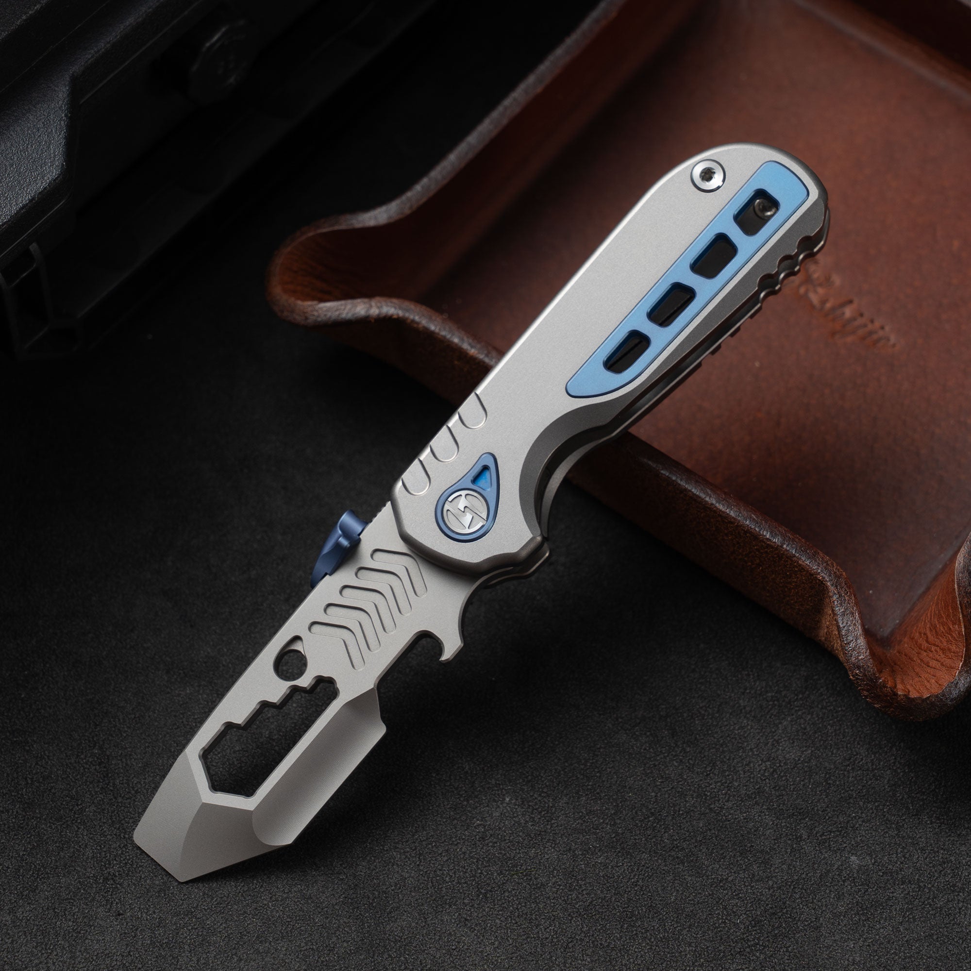 Serrated Shark™ Folding EDC Pry Bar