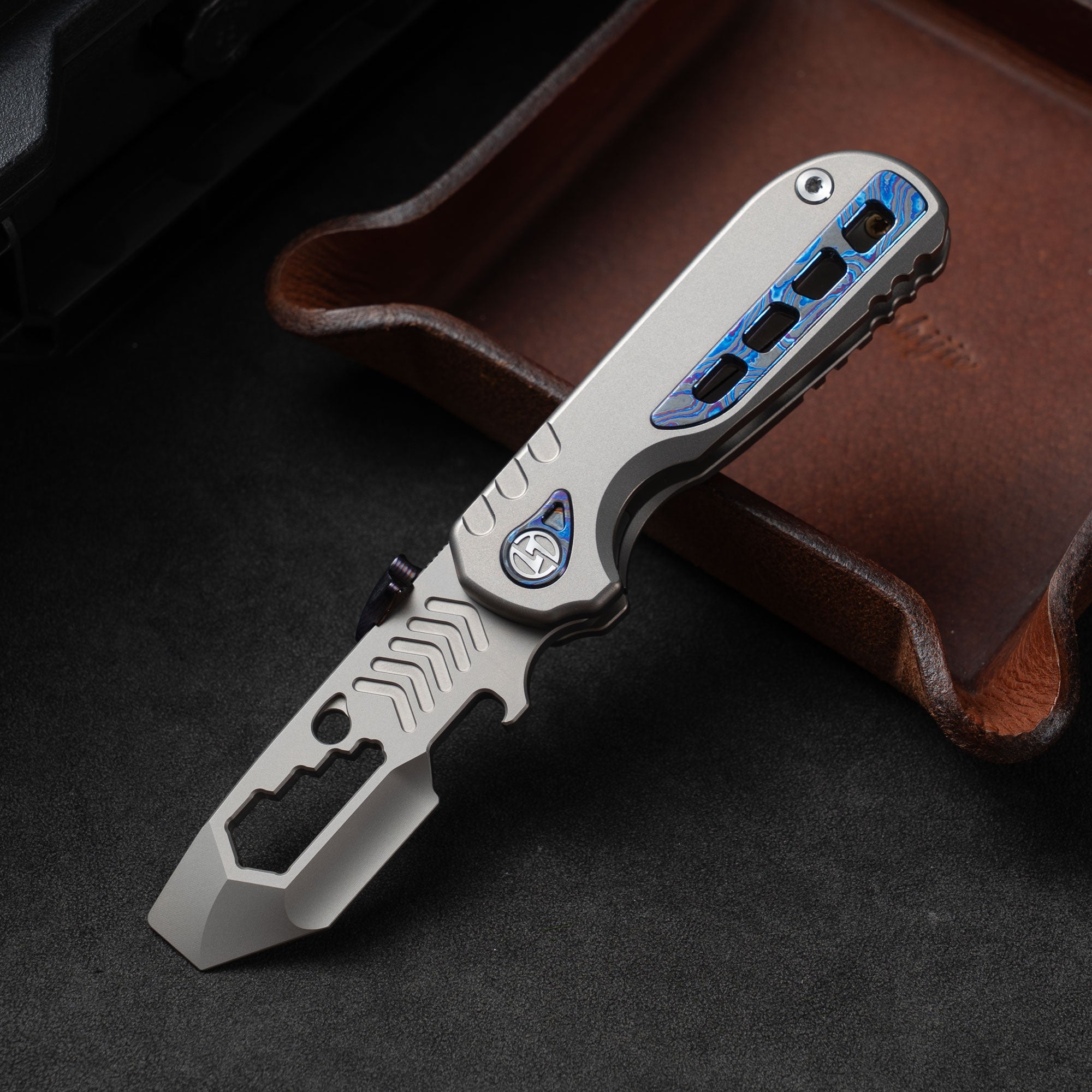 Serrated Shark™ Folding EDC Pry Bar