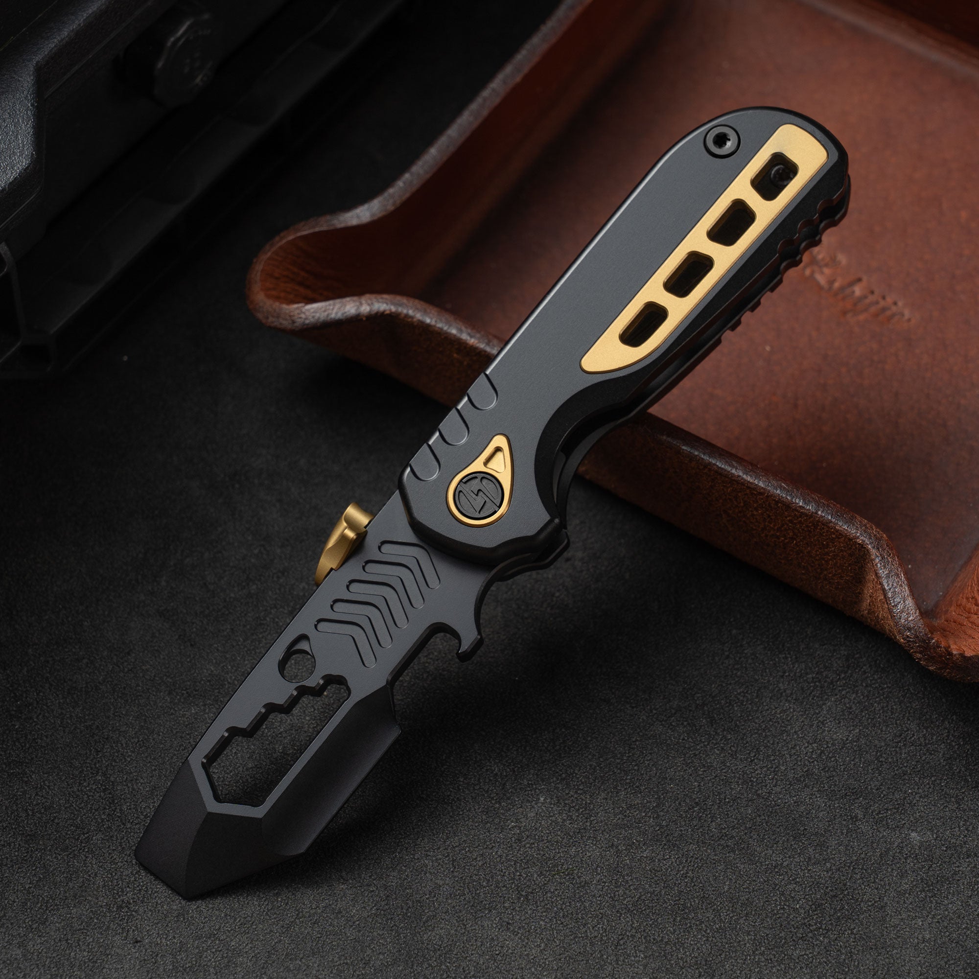 Serrated Shark™ Folding EDC Pry Bar