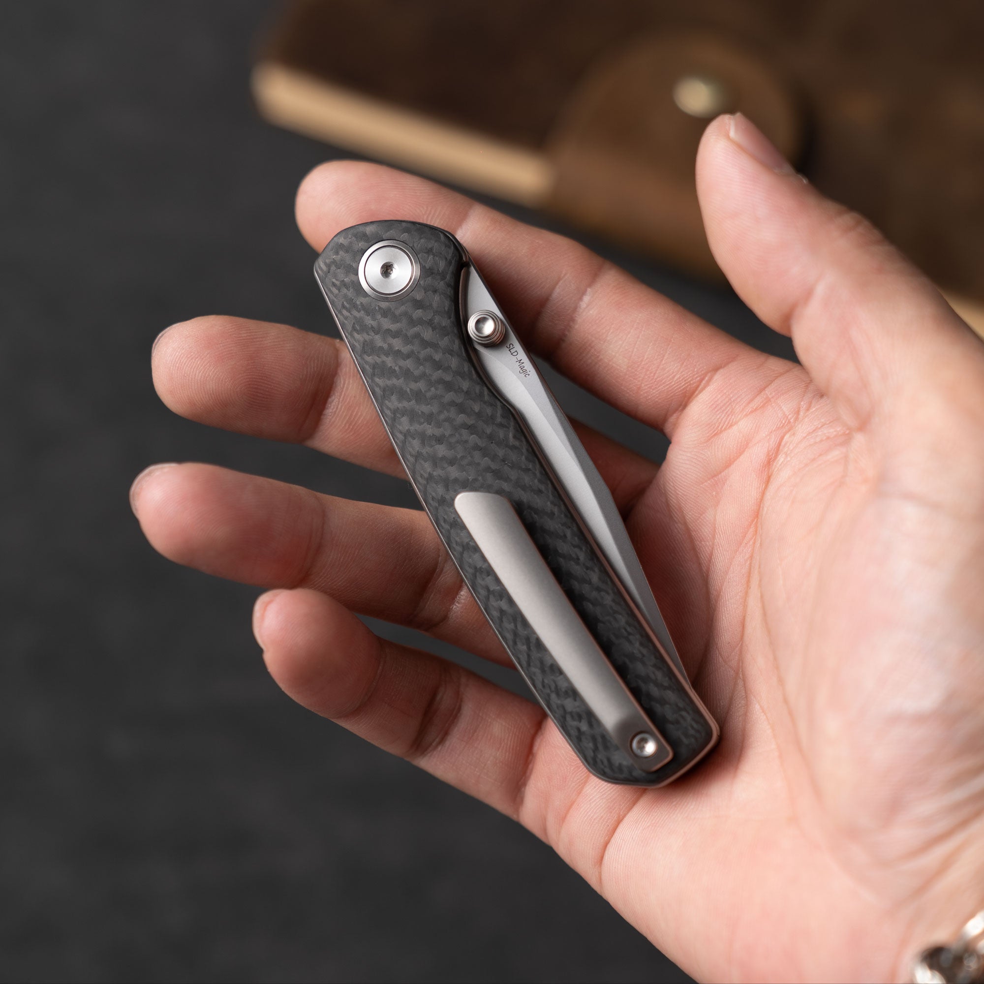 Gecko M070 (3.07''+SLD Magic+Carbon fibre)-Liner Lock-thumb stud