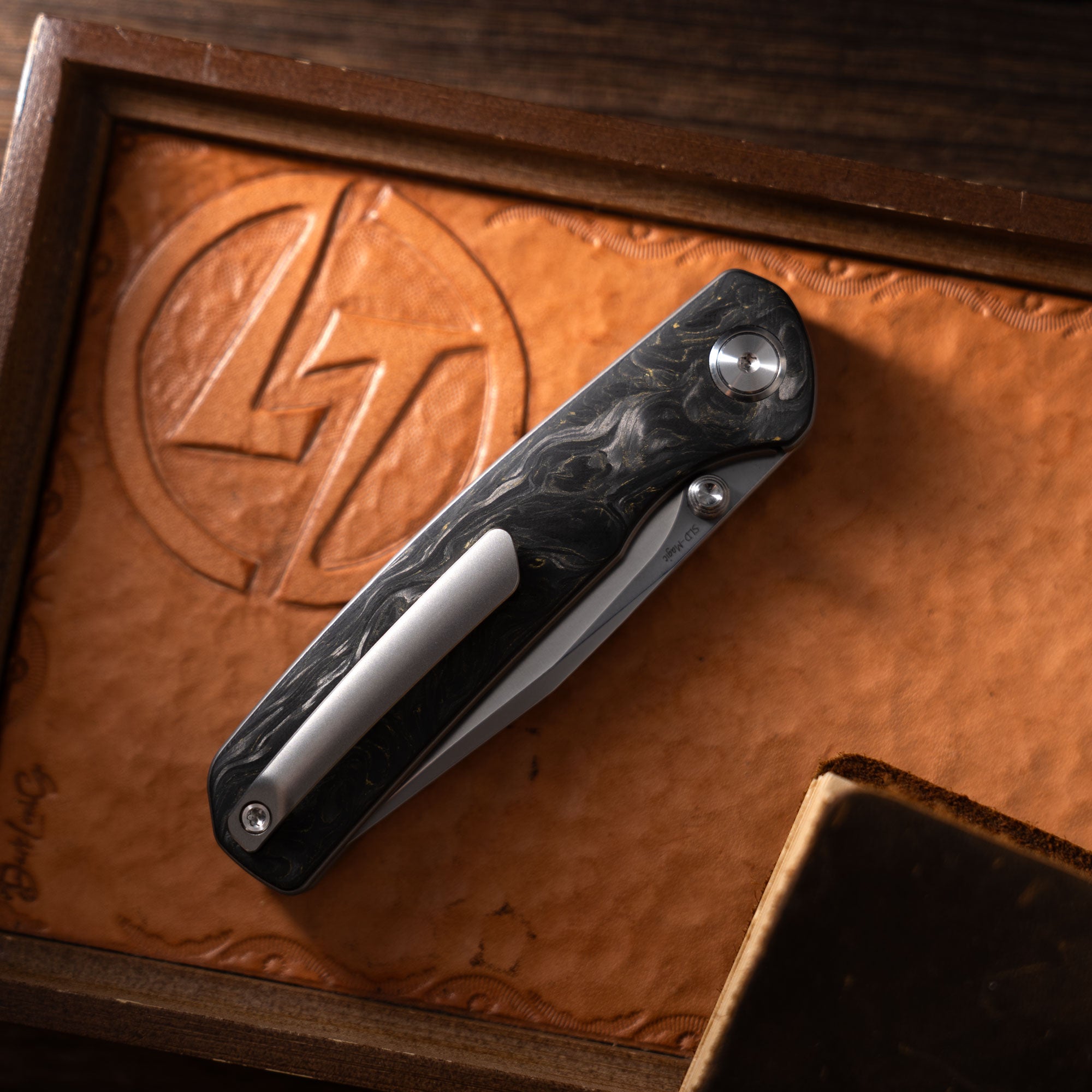 Gecko M070 (3.07'+SLD Magic+Carbon fibre)-Liner Lock-thumb stud