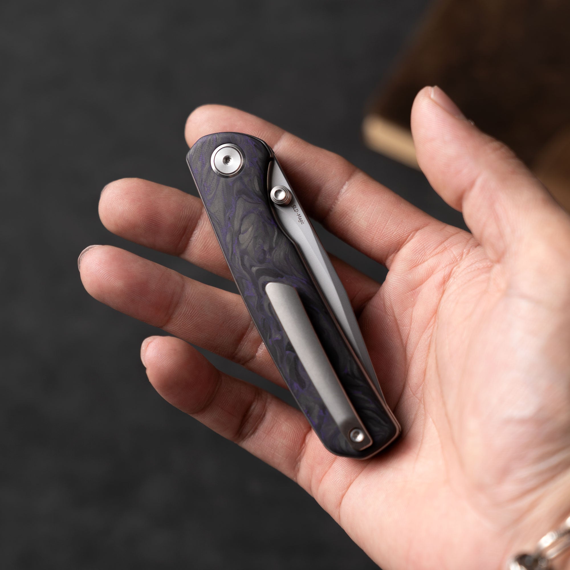 Gecko M070 (3.07''+SLD Magic+Carbon fibre)-Liner Lock-thumb stud