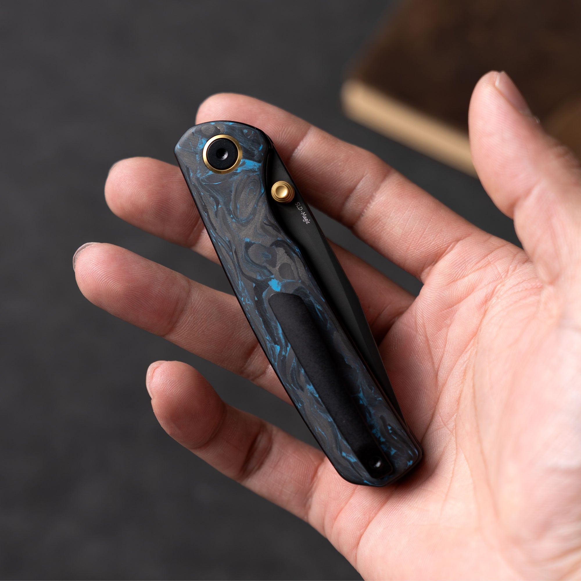 Gecko M070 (3.07"+SLD Magic+DLC+Carbon fibre)-Liner Lock-thumb stud